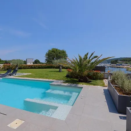 Villa Scala Pomer-medulin Sea View *