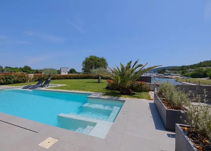 Villa Scala Pomer-medulin Sea View *